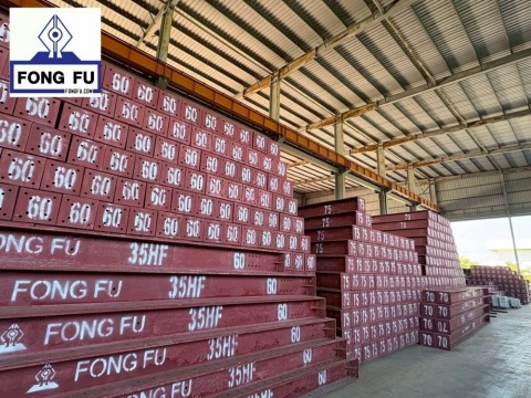 ชีทไพล์ (Sheet Pile) จำนวนมาก